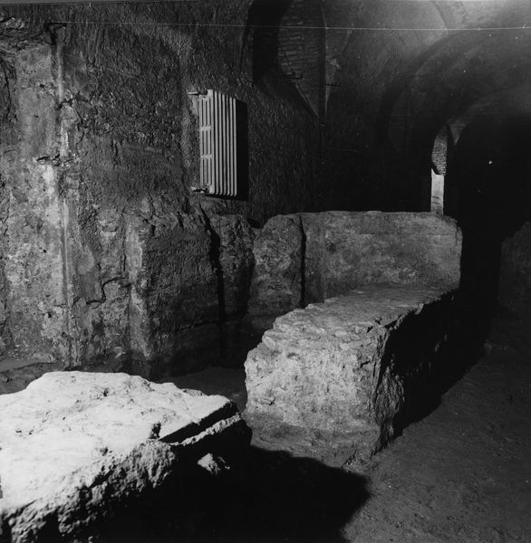 C001128 - monumento - Colosseo, versante settentrionale, summa cavea, particolare della muratura interna dell'Attico. In primo piano un frammento di fusto di colonna in travertino riutilizzato; neg. serie I297