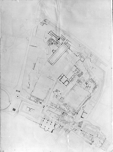 C001176 - reperto - Colosseo, ipogei, galleria occidentale (Antiquarium). In primo piano capitello corinzio di marmo (sullo sfondo capitello composto a foglie lisce); neg. serie I318