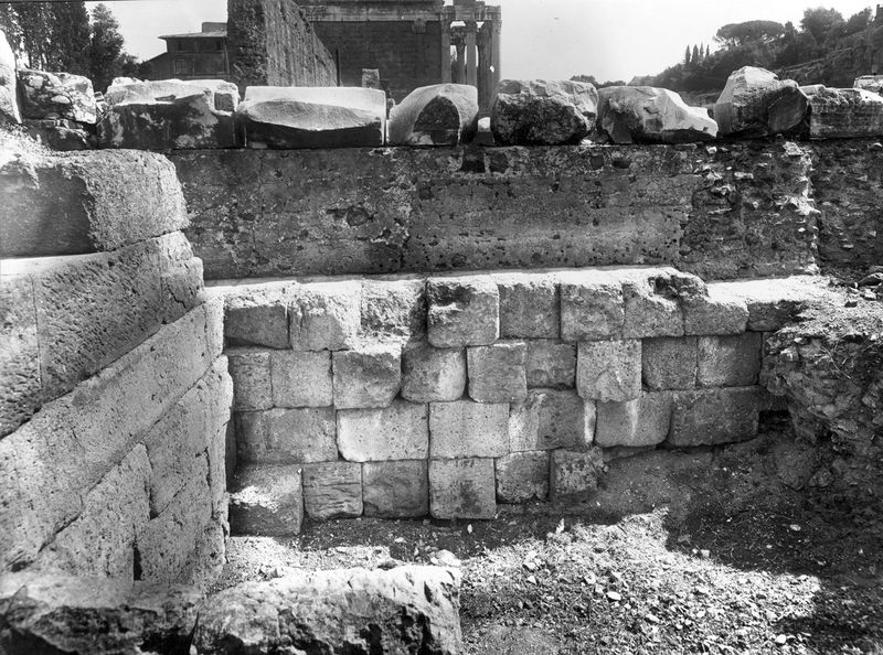012142 - monumento - Foro Romano, Basilica Emilia: tabernae nove, in blocchi di tufo in opera quadrata. Taberna II. Neg. serie E nÂ° 1106