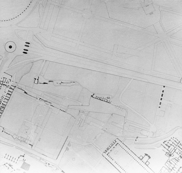 C001179 - reperto - Colosseo, ipogei, galleria occidentale (Antiquarium) capitello corinzio, in alto lo stemma della confraternita del Santissimo Salvatore ad Sancta Sanctorum; neg. serie I319