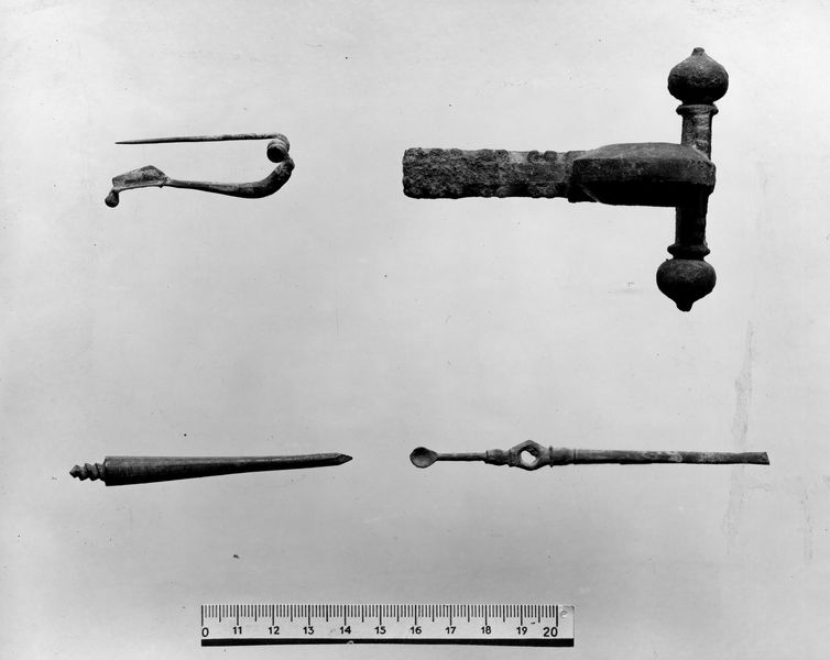 010217 - reperto - Fibula ed altri oggetti di bronzo dalla Basilica Emilia; neg. serie E, n. 37117 (Gab. Naz. Fot.)