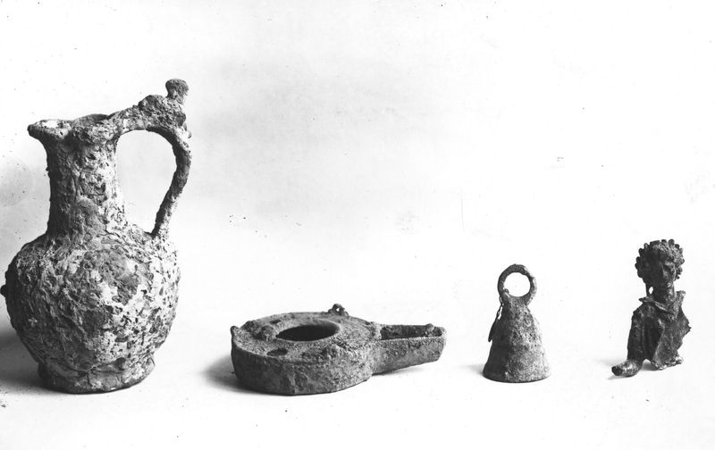 010227 - reperto - dalla Basilica Emilia, brocca in terracotta e campanello in bronzo; dalla Velia, statuetta di Lare; Lucerna non rintracciata; neg. serie F, n. 1991