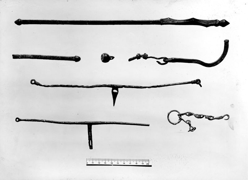 010219 - reperto - Pesi e barre di bilancia (in alto barra di bilancia di provenienza ignota) dalla Basilica Emilia; neg. serie E, n. 37118 (Gab. Fot. Naz.)