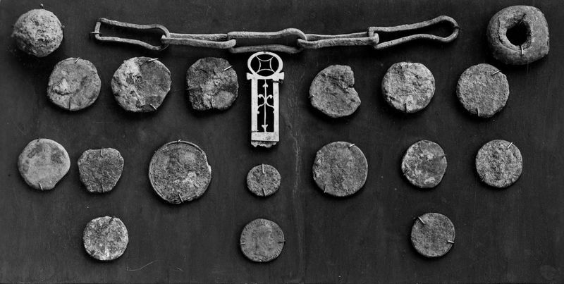 010230 - reperto - Monete ed altri oggetti dalla Regia; neg. serie F, n. 742