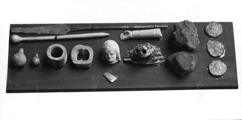 010231 - reperto - Oggetti vari dal pozzo della Regia; ; neg. serie F, n. 735