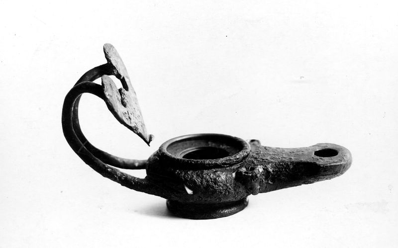 010235 - reperto - Lucerna di Bronzo dalla Velia, dopo la pulitura; neg. serie F, n. 686