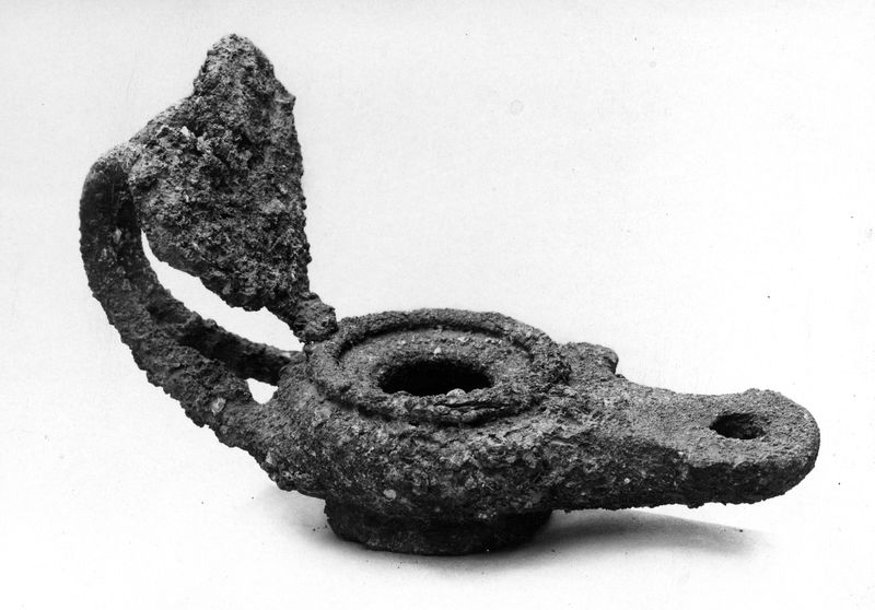 010236 - reperto - Lucerna di Bronzo dalla Velia, prima della pulitura; neg. serie F, n. 685
