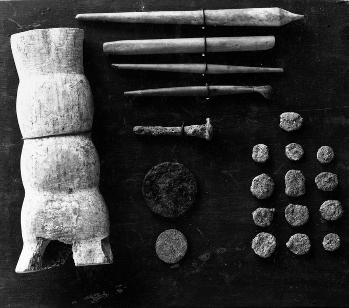 010242 - reperto - Monete e oggetti d'osso dalla Domus Publica; neg. serie F n. 750