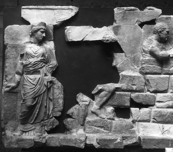 017634 - reperto - Costruzione della mura di Lavinio (?), particolare a sinistra divinitÃ ; Neg. Serie 21x27, Nr. 10