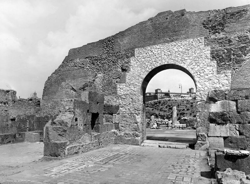 012209 - monumento - Basilica Emilia, muro caduto con ingresso orientale, dopo i lavori di restauro.  Neg. serie F nÂ°1277