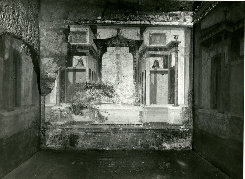 001884 - monumento - Casa di Augusto, "Stanza delle maschere" c.d.: pittura parietale in secondo stile pompeiano, in situ.
Bibliografia: Musatti, G. "Casa di Augusto sul Palatino. L'intervento di restauro e considerazioni sulla decorazione pittorica" in Bollettino d'Arte 2, aprile-giugno 2009 (serie VII) pp. 21 e ss. /  Iacopi, I. "La Casa di Augusto, le pitture" Electa 2007 

Neg. serie Gabinetto Fotografico Nazionale nÂ° E 47765