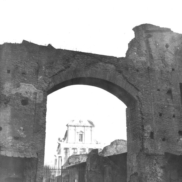 019567 - monumento - S. Maria Antiqua, arcone dell'atrio (1974)