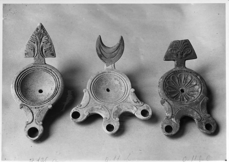 019088 - reperto - Antiquario Forense, Lucerne dalla Velia; neg. serie F, n. 647
