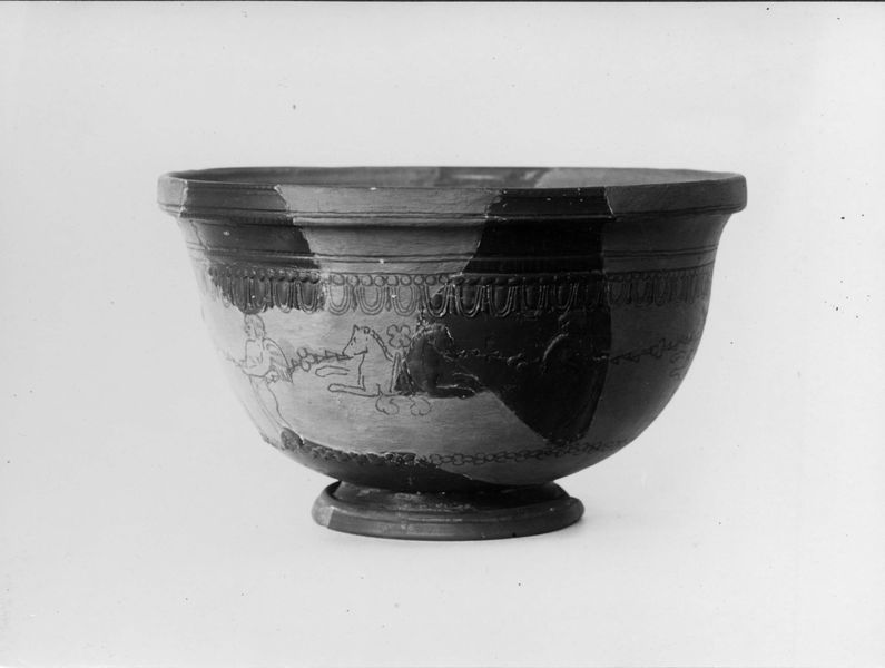 016989 - reperto - Coppa ricostruita in terra sigillata dalla Velia; neg. serie F, n. 852