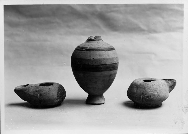 019101 - reperto - Antiquario Forense, lucerne tardo ellenistiche e balsamario dal pozzo della Regia; neg. serie F, n. 996