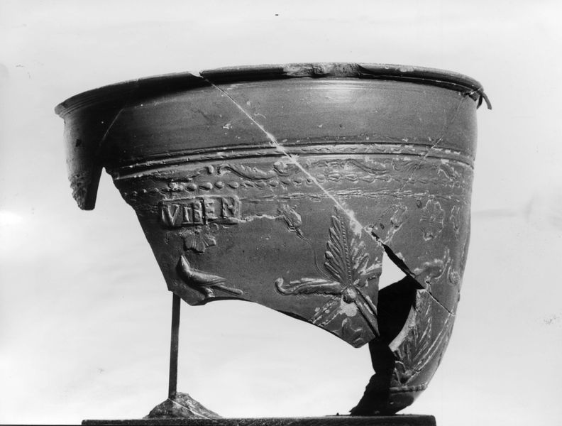 016995 - reperto - Vaso aretino con iscrizione "VIBEN" dalla casa repubblicana nella Velia; neg. serie FILM, n. 926