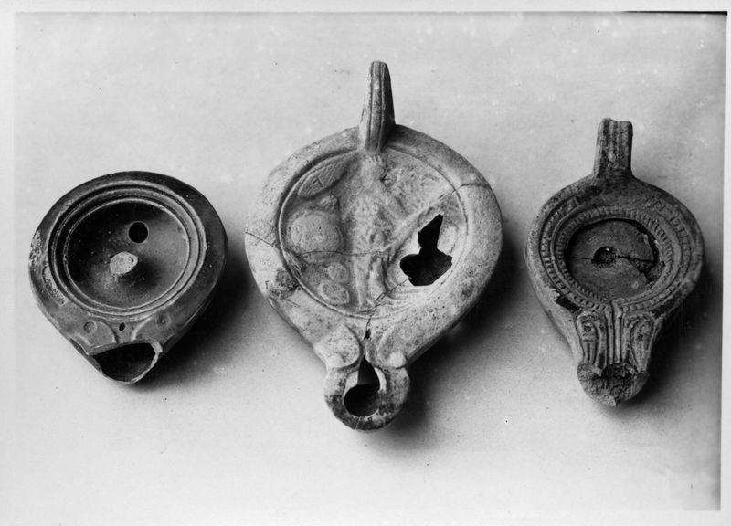 019089 - reperto - Antiquario Forense, Lucerne del I sec. dalla Velia; neg. serie F, n. 679