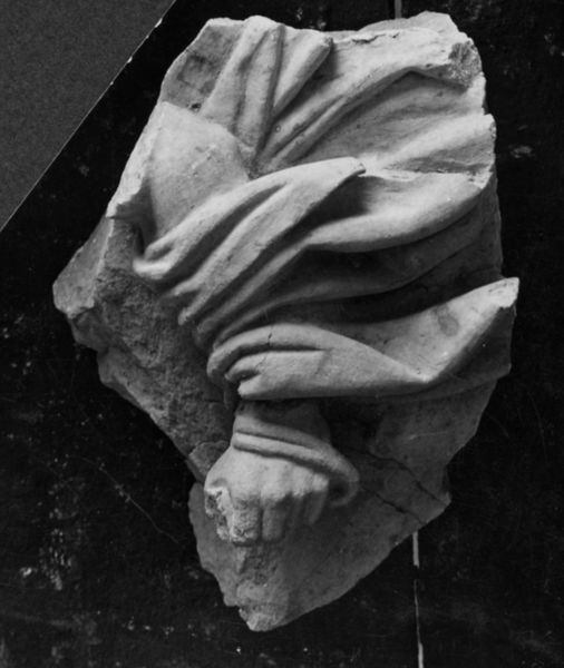 019138 - reperto - Frammenti minori di lastre con parti di figure ed oggetti (Riv. Ist. Arch. 1961, p. 48 e segg.), fr. VIII p; Neg. Serie F, Nr. 2202