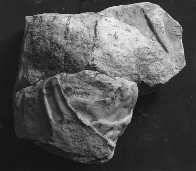 019143 - reperto - Frammenti minori di lastre con parti di figure ed oggetti (Riv. Ist. Archeol. 1961, p, 48 segg.) fr. VIII, r; Neg. Serie F, Nr. 2225