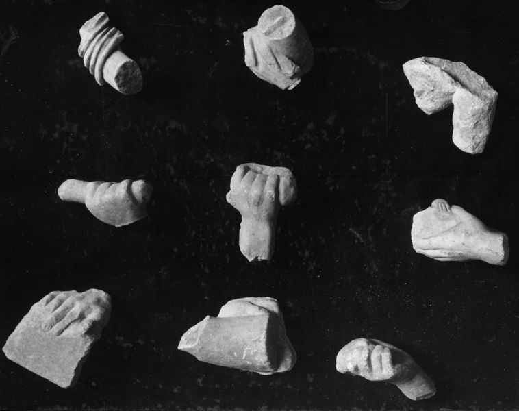 019146 - reperto - Frammenti staccati del rilievo con parti di figure ed oggetti (Riv. Ist. Archeol. 1961, p. 52 e segg.), fr. IX b 19, 26; Serie 6x6, Nr. 19