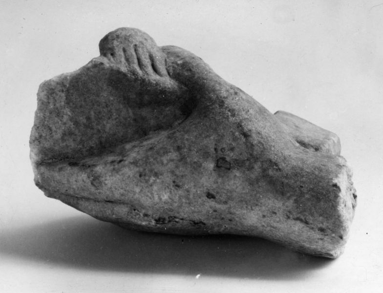 019147 - reperto - Frammenti staccati del rilievo con parti di figure ed oggetti (Riv. Ist. Archeol. 1961, p. 52 e segg.), mano che sorregge la casetta con i gemelli ?fr. IX 20; Neg. Serie F, Nr. 2304