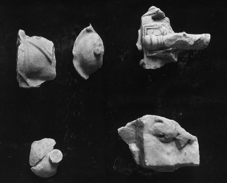 019149 - reperto - Frammenti staccati del rilievo con parti di figure ed oggetti (Riv. Ist. Archeol. 1961, p. 52 e segg.), fr. IX 46-50; Serie 6x6, Nr. 24