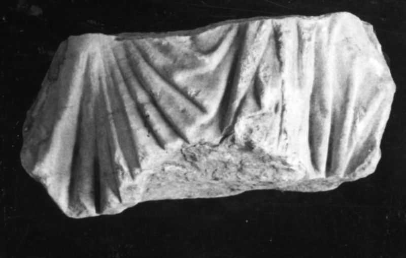 019150 - reperto - Frammenti staccati del rilievo con parti di figure ed oggetti (Riv. Ist. Archeol. 1961, p. 52 e segg.), fr. IX d 39; Serie 6x6, Nr. 28