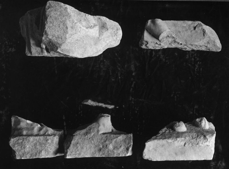 019152 - reperto - Frammenti minori di lastre con parti di figure ed oggetti (Riv. Ist. Arch. 1961, p. 48 e segg.), fr. VIII t1, u, v; Serie 6x6, Nr. 22