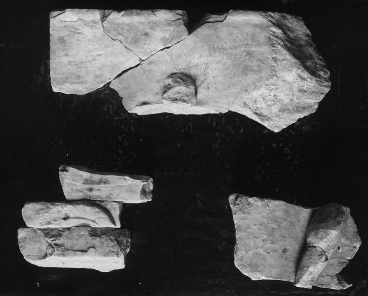 019153 - reperto - Frammenti minori di lastre con parti di figure ed oggetti (Riv. Ist. Arch. 1961, p. 48 e segg.), fr. VIII t, z, cc; Serie 6x6, Nr. 26