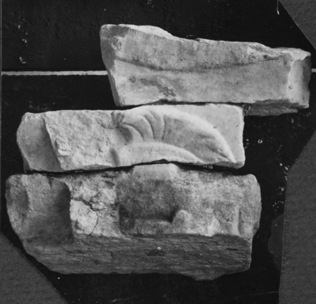 019154 - reperto - Frammenti minori di lastre con parti di figure ed oggetti (Riv. Ist. Arch. 1961, p. 48 e segg.), fr. VIII t; Serie 6x6, Nr. 26