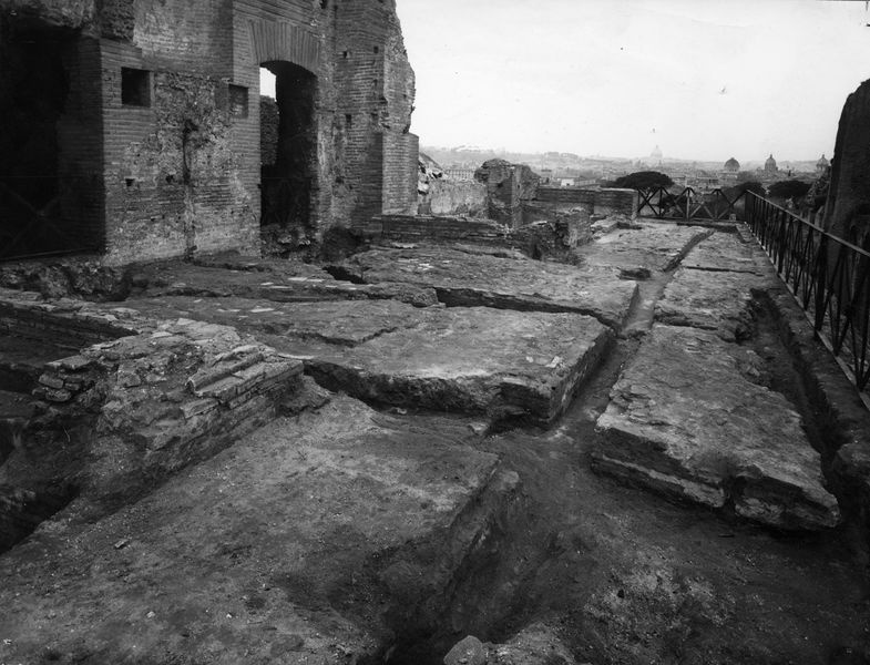 001467 - scavo archeologico - Terrazzo dopo lo sterro: impronte per distribuzione idrica