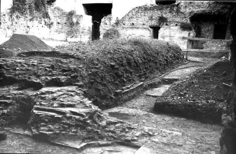 001491 - scavo archeologico - muro severiano contro muro domizianeo davanti le arcate