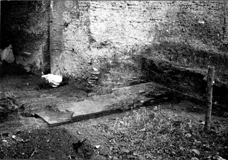 001493 - scavo archeologico - Muro occidentale: particolare angolo addossato alle arcate prima del restauro