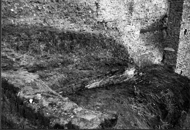 001494 - scavo archeologico - Muro occidentale: particolare angolo addossato alle arcate prima del restauro