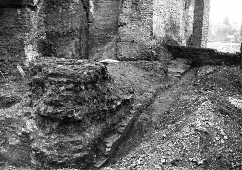 001495 - scavo archeologico - Muro occidentale: particolare angolo addossato alle arcate prima del restauro