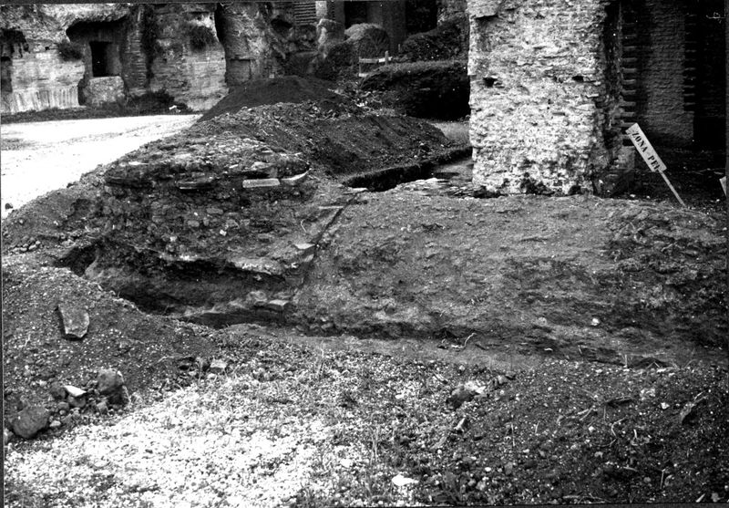 001496 - scavo archeologico - Muro domizianeo addossato alle arcate, a tappo: prima del restauro