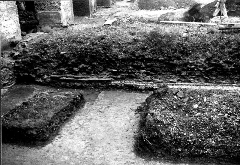 001498 - scavo archeologico - Fondazione: muro trasversale domizianeo in linea con il pilastro occidentale