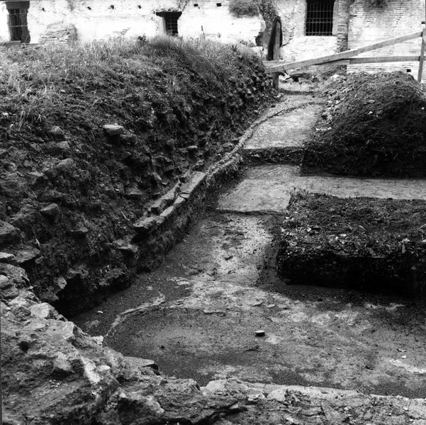 001512 - scavo archeologico - Muro divisorio su precedente mosaico