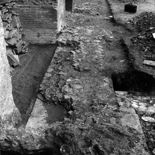 001513 - scavo archeologico - Muro addossoto alle arcate: davanti al 3Â° e 4Â° pilone di destra