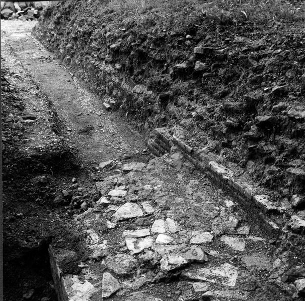 001514 - scavo archeologico - Muro divisorio su precedente mosaico