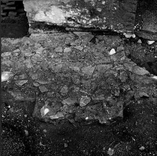001515 - scavo archeologico - Muro addossoto alle arcate: davanti al 3Â° pilone di destra