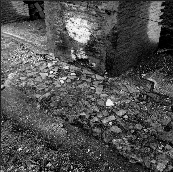 001516 - scavo archeologico - Muro addossoto alle arcate: davanti al 2Â° pilone da destra
