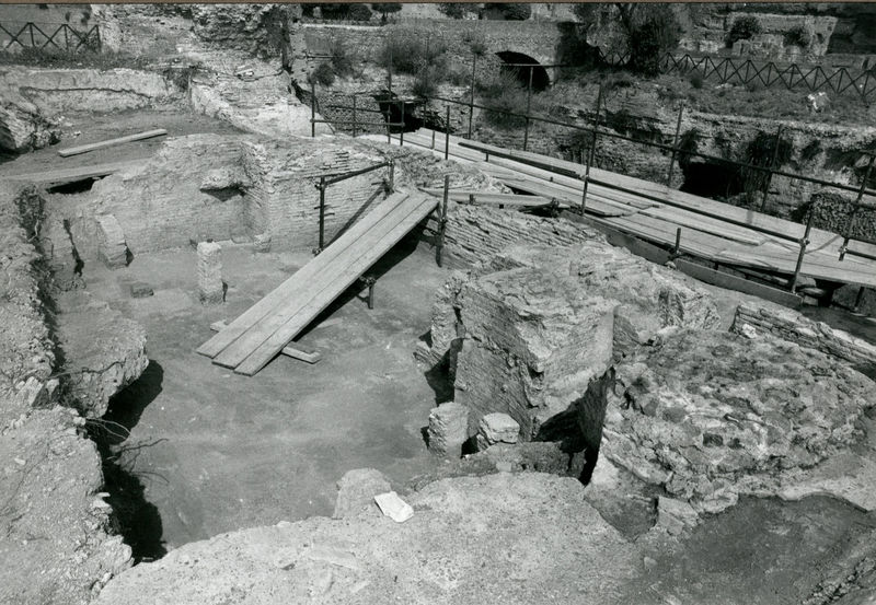 001533 - scavo archeologico - Zona adiacente al pulvinar: sala con vasca e suspensurae di recente rinvenimento