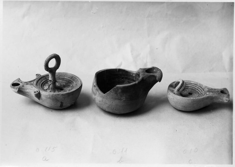 019077 - reperto - Antiquario Forense, dalla Velia: lucerne del I sec. e tarda Rep. (al centro); neg. serie F, n. 669