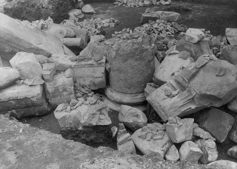 011191 - scavo archeologico - Basilica Emilia, colonna in africano in situ, durante i lavori di scavo all'interno dell'aula. Neg. serie 9x12 nÂ°73