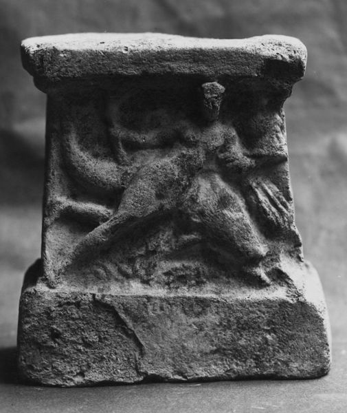 016858 - reperto - Dal pozzo della Regia, arula fittile, Nereide su delfino; Neg. Serie F, Nr. 733