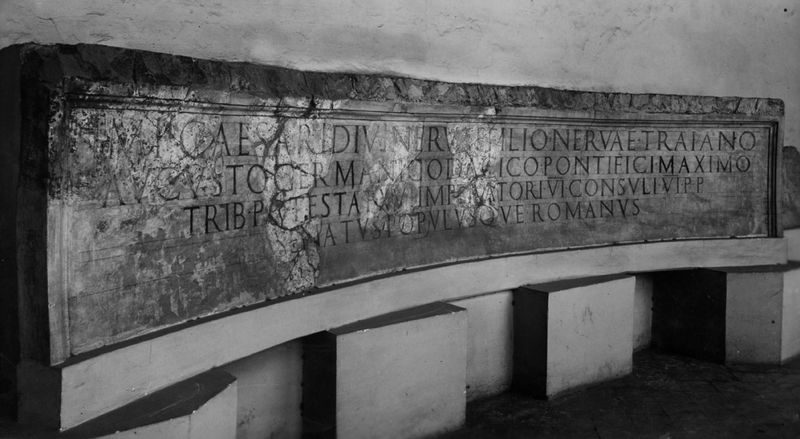 019002 - reperto - Nel chiostro, epigrafi, dedica monumentale a Traiano (n. 5245, N. S. 1947, p. 87); Neg. Serie F, Nr. 1345