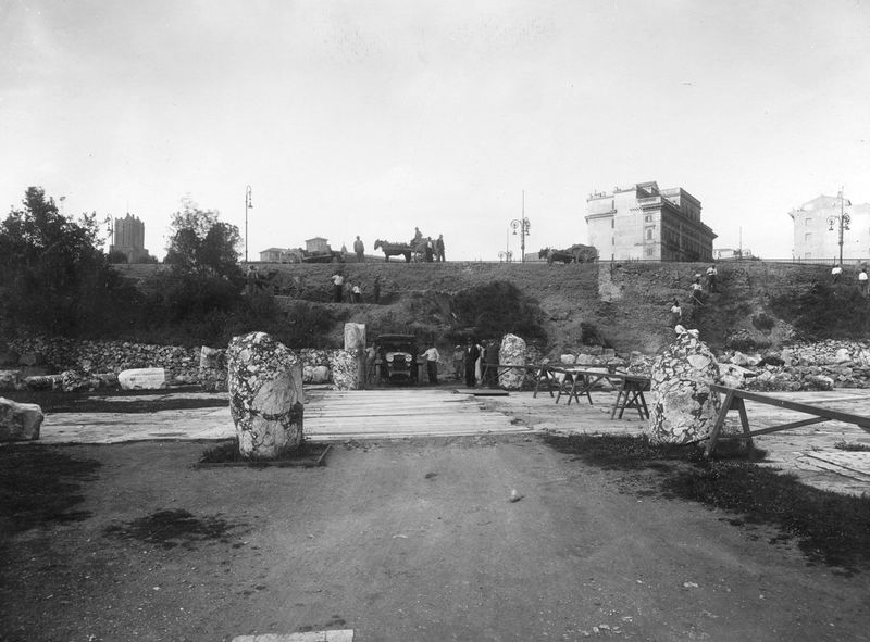 011510 - scavo archeologico - Basilica Emilia, scavi dal 1932-1936-1942, verso l'Aula, visto da sud-ovest. Neg. serie E nÂ° 1155
