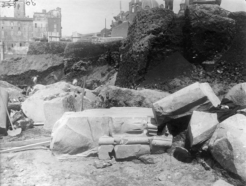 011440 - scavo archeologico - Basilica Emilia, durante lo scavo del 1899, verso il tempio di Antonino e Faustina. Neg. serie E nÂ°39