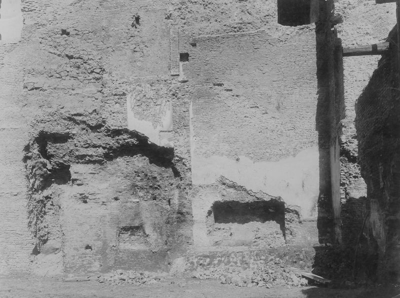 019533 - scavo archeologico - S. Maria Antiqua, atrio, angolo nord, durante lo scavo; neg. serie E, n. 2332